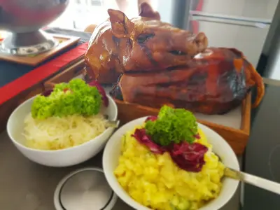 Spanferkel mit Beilagen